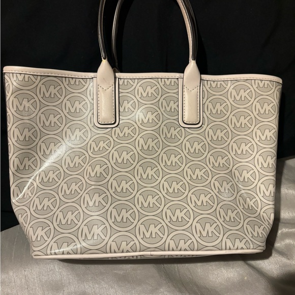 Small Michael Kors purse - Picture 1 of 2